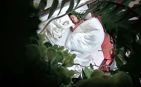 主题酒店绿叶房偷拍大叔跨年夜吃宵夜灌醉嫩妹子开房各种玩弄草逼