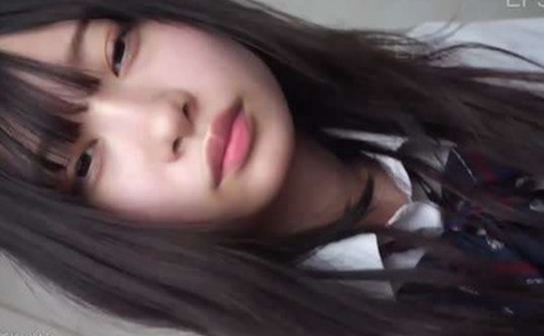 刚放学的学生妹帮忙打飞机