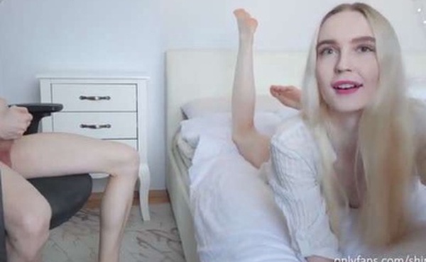 戴绿帽子看着他的女朋友被一个朋友性交内射