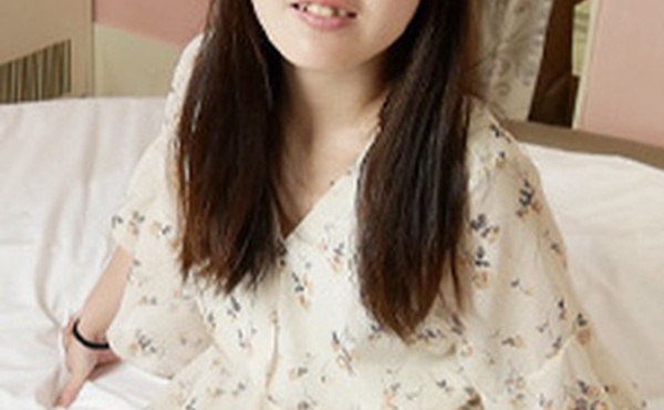 素人AV采访～毛茸茸萝莉连体少女的第一次AV登场～白川濑里奈