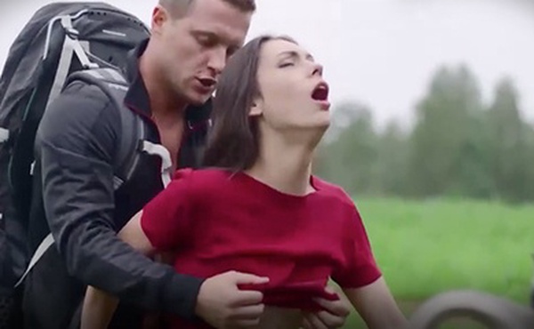 18岁美女车坏求救被陌生男子要求性爱啪啪啪