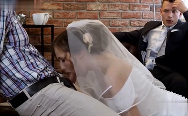 【欧美-剧情之王】为了免费摄影新娘出卖身体于摄影师 操你妈的摄影师 你不带安全套操竟还干那么久