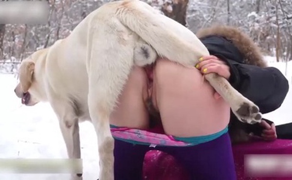 美女冰天雪地里与公狗交配#性交#狗狗