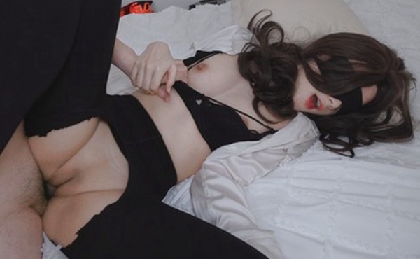 厚黑丝OL的引诱术，高跟足交调教同事肉棒，剪开丝袜插入，黑丝被精液染白