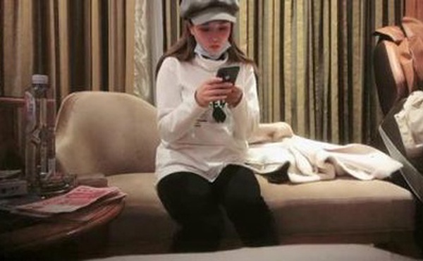 约了个白衣帽子妹子啪啪，穿上情趣装骑坐翘着屁股后入抬腿抽插